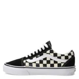 Championes Vans modelo Old Skool, con diseño clásico de tablero de ajedrez en los laterales y puntera de gamuza negra. Presentan la icónica franja lateral blanca, cordones blancos y suela de goma vulcanizada con patrón waffle.