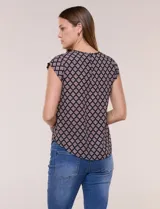 Blusa de gasa ligera con diseño geométrico en tonos oscuros, escote redondo, mangas cortas y bolsillo frontal aplicado. Presenta un ruedo redondeado y silueta relajada.