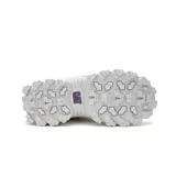 Championes Caterpillar modelo Intruder, de diseño robusto y estilo chunky. Presentan una combinación de colores blanco, lila y detalles en amarillo. Cuentan con suela de goma dentada de gran tracción, entresuela de EVA y logo de la marca en el lateral y la lengüeta.
