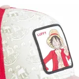 Gorra trucker unisex Capslab con visera curva color rosa, paneles frontales color crema con estampado de barcos y parche con el personaje Luffy de One Piece, y paneles traseros de rejilla color rojo.