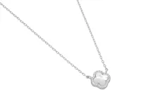 Collar de plata con dije en forma de trébol de cuatro hojas con centro de nácar y borde de circonias.