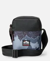 Morral Rip Curl modelo No Idea Pouch Search Camo, confeccionado en poliéster con diseño estampado de montañas y tecnología Hydroprotech. Cuenta con correa ajustable para el hombro y múltiples compartimentos con cierre.