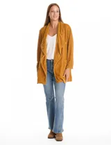 Blazer abierto de terciopelo color mostaza, con cuello solapa y diseño fluido de corte largo.