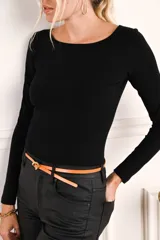 Remera de manga larga ajustada al cuerpo, con cuello redondo, confeccionada en una mezcla de algodón y elastano que aporta suavidad y elasticidad.