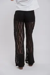 Pantalón largo de encaje negro con short interior.
