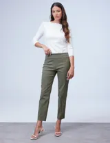 Pantalón verde militar de gabardina elastizada, marca Ruby Rd, corte recto, largo al tobillo y pretina ancha elastizada. Delantera con bolsillos simulados y trasera con bolsillos aplicados.