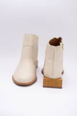 Botín de cuero dorado con punta fina y taco bajo cuadrado de madera.