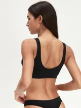 Top deportivo blanco de breteles anchos y escote redondo.