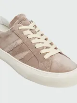 Zapatillas urbanas Moncler modelo Mónaco, color beige, confeccionadas en gamuza con detalles de cuero y logo en el lateral.