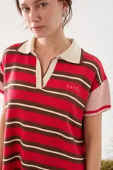 Vestido tipo polo corto tejido de punto, con diseño de rayas horizontales en tonos rojo, marrón y blanco, cuello y escote V en color tostado, y mangas cortas holgadas.