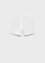 Short blanco de tiro medio y corte recto, confeccionado en lino, con bolsillos laterales y cierre frontal oculto.