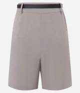 Short color visón de corte sastrero, tiro alto, con pliegues delanteros, trabillas y cinturón fino de cuero sintético.