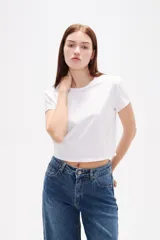 Top cropped de cuello redondo y manga corta, con ajuste al cuerpo.