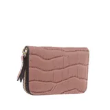 Tarjetero marrón con textura símil cocodrilo, cierre perimetral con cremallera dorada y fuelle interior con múltiples ranuras para tarjetas.