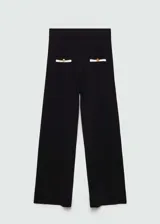 Pantalon de punto fino color negro, de corte recto y tiro medio. Presenta cintura elástica, dos bolsillos delanteros con ribete en contraste color blanco y botones decorativos dorados.