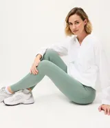 Pantalón legging deportivo Get Over de color verde menta, confeccionado en microfibra liviana, con cintura alta y pretina ancha acanalada, de diseño ajustado al cuerpo.