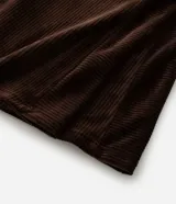 Pantalón de plush color marrón, de corte recto y tiro medio, con cintura elástica y textura acanalada.