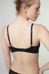 Soutien tipo bralette color beige, sin costuras y sin aro, con copas removibles. Confeccionado en microfibra, tiene breteles regulables y broche doble en la espalda con tres medidas.