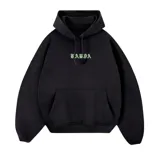 Canguro negro con capucha y bolsillo frontal tipo canguro. Presenta un estampado frontal con el logo de la marca en tipografía gótica de color verde claro.