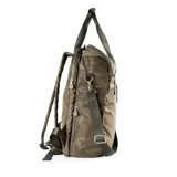Bolso matero verde con estampado de camuflaje. Tiene doble asa de mano, correa bandolera regulable y múltiples bolsillos con cierre.