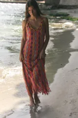 Vestido largo de punto con diseño geométrico multicolor, escote redondo, tirantes anchos y bajo con flecos.