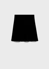 Falda corta de tejido tweed en color negro, con diseño entallado y terminaciones deshilachadas en el ruedo.