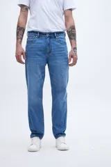 Pantalón jean celeste de corte recto, holgado en la cadera y levemente ajustado en las piernas.