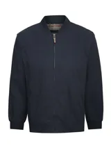 Chaqueta tipo bomber color azul marino, con cierre frontal completo, cuello, puños y pretina en rib. Cuenta con bolsillos laterales y forro interior de franela.