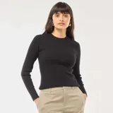 Sweater de punto acanalado en color negro, con cuello redondo y mangas largas ajustadas.