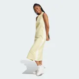 Vestido midi de corte recto sin mangas, color amarillo claro, con cuello redondo y las clásicas tres tiras blancas de Adidas a lo largo de los laterales.