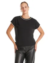 Blusa de crepe color blanco, con cuello redondo y mangas cortas. Presenta apliques de perlas decorativas en el borde del cuello y en los extremos de las mangas.
