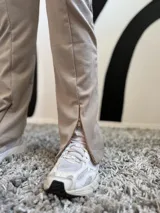 Calza de morley color beige con textura acanalada, de tiro alto y ajuste ceñido al cuerpo.