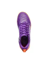 Championes de fútbol sala Umbro Pro 5 Bump, color violeta con detalles en naranja y blanco. Presentan cordones violetas, suela de goma color caramelo y un diseño con el logo de Umbro en el lateral y patrones grabados en la parte delantera.