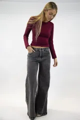 Pantalón jean de corte baggy y estilo acampanado, color gris oscuro con efecto deslavado, tiro medio y presillas para cinto.