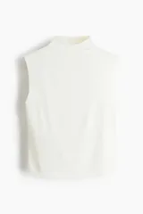 Top sin mangas color blanco hueso, de tejido liso y corte ajustado, con cuello alto tipo mock neck y bordes sin rematar.
