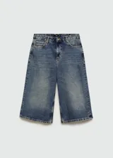 Short de jean estilo wideleg con diseño midi, tiro bajo y cinco bolsillos. Confeccionado en tejido de algodón con efecto desgastado.