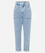 Pantalón mom de jeans celeste con cintura alta, bolsillos cuadrados delanteros y traseros, cierre con botón y cremallera, y trabillas en la cintura.