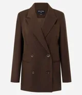 Blazer oversized estructurado marrón de corte cruzado con solapa amplia, bolsillos integrados y cuatro botones frontales.