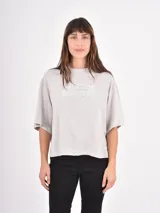 Remera negra de corte holgado con estampa frontal de línea abstracta en color blanco.