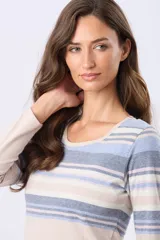 Remera de algodón con poliéster, de manga larga, con estampado de rayas horizontales en tonos beige, azul claro, azul grisáceo y blanco. Tiene un corte clásico y escote redondo.