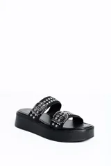 Sandalia de plataforma color negro, modelo Harley Black YY-03, con dos tiras anchas adornadas con hebillas metálicas y tachas plateadas.