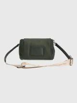 Cartera tipo bandolera Hush Puppies en color verde oliva, con solapa frontal y logo metálico de la marca. Cuenta con una correa ajustable de diseño bicolor con detalles de la marca.