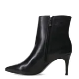 Botas de cuero negro con caña media, punta fina y taco aguja.