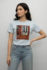 Remera de algodón de manga corta con cuello redondo y estampado artístico en el pecho que representa figuras abstractas.