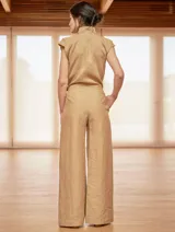 Mono color arena de lino, con cuello mao, cierre frontal con cremallera, mangas cortas y cinturón de lazo.