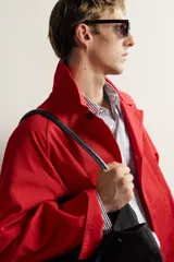 Sobrecamisa de algodón de corte relajado, color negro con efecto gastado, cuello con solapas de muesca, mangas largas raglán y cierre frontal con botones. Cuenta con bolsillos frontales de plastrón en el pecho y en la parte inferior.