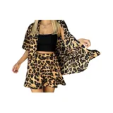 Conjunto de dos piezas compuesto por una camisa de manga corta con cuello italiano y cierre frontal de botones, y un short con cintura elástica y bolsillos laterales. Ambas prendas presentan un diseño estampado de animal print.