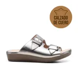 Sandalia plateada de cuero con dos hebillas metálicas ajustables y plataforma marrón.