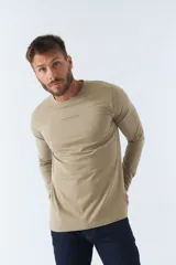 Remera básica de hombre color blanco, de manga larga y escote redondo, con logo y arte estampado en el pecho que dice "NEVER STOP EXPLORING Established in Torino, Italy. Since 1971".