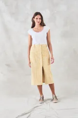 Remera de algodón peinado color camel, con ajuste al cuerpo, escote redondo con detalle calado y mangas cortas.